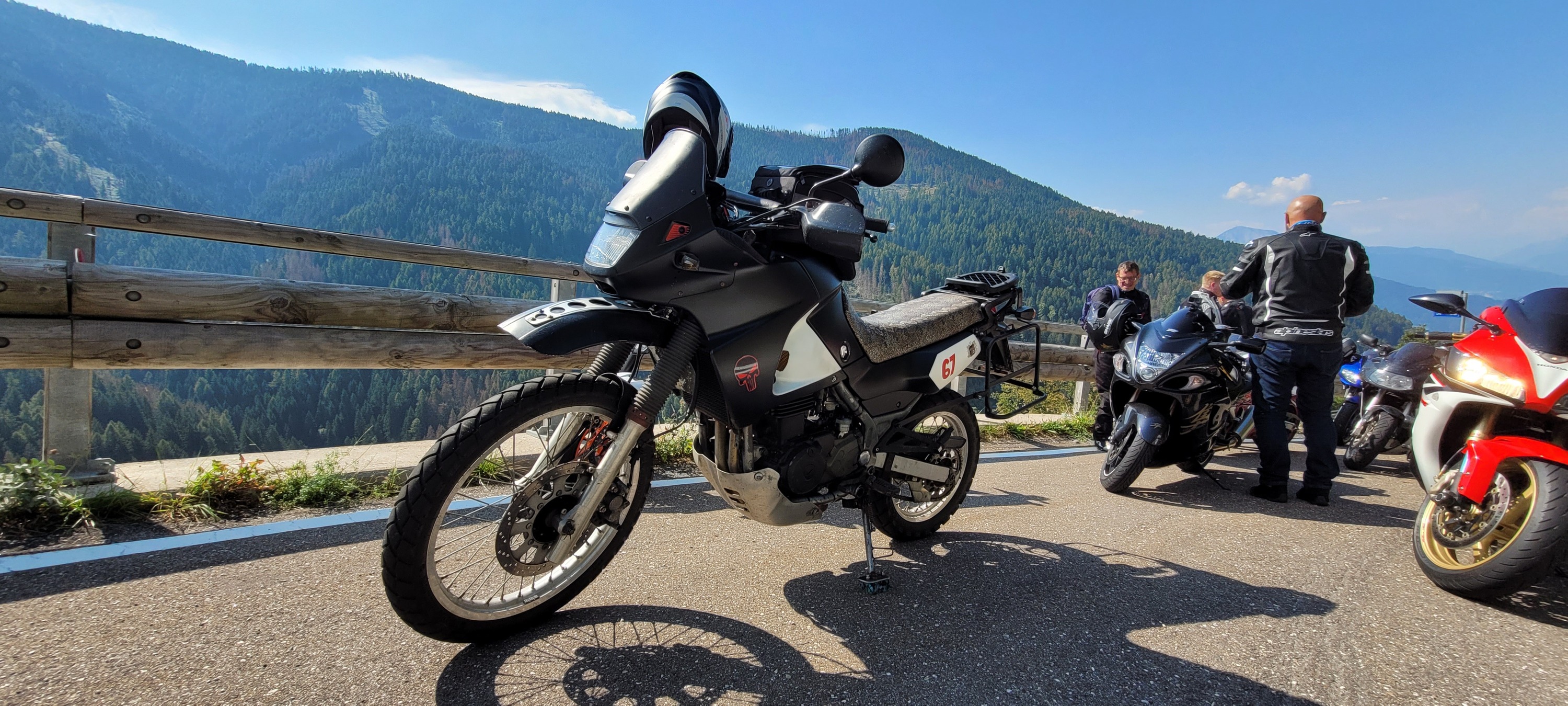 1 Woche Dolomiten im September 2021 mit 7 guten Freunden und gemischter Motorisierung: Kawa, Honda, Suzuki, KKKKKTM...alles dabei.